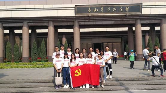 图片包含 建筑物, 户外, 地面, 人员

描述已自动生成
